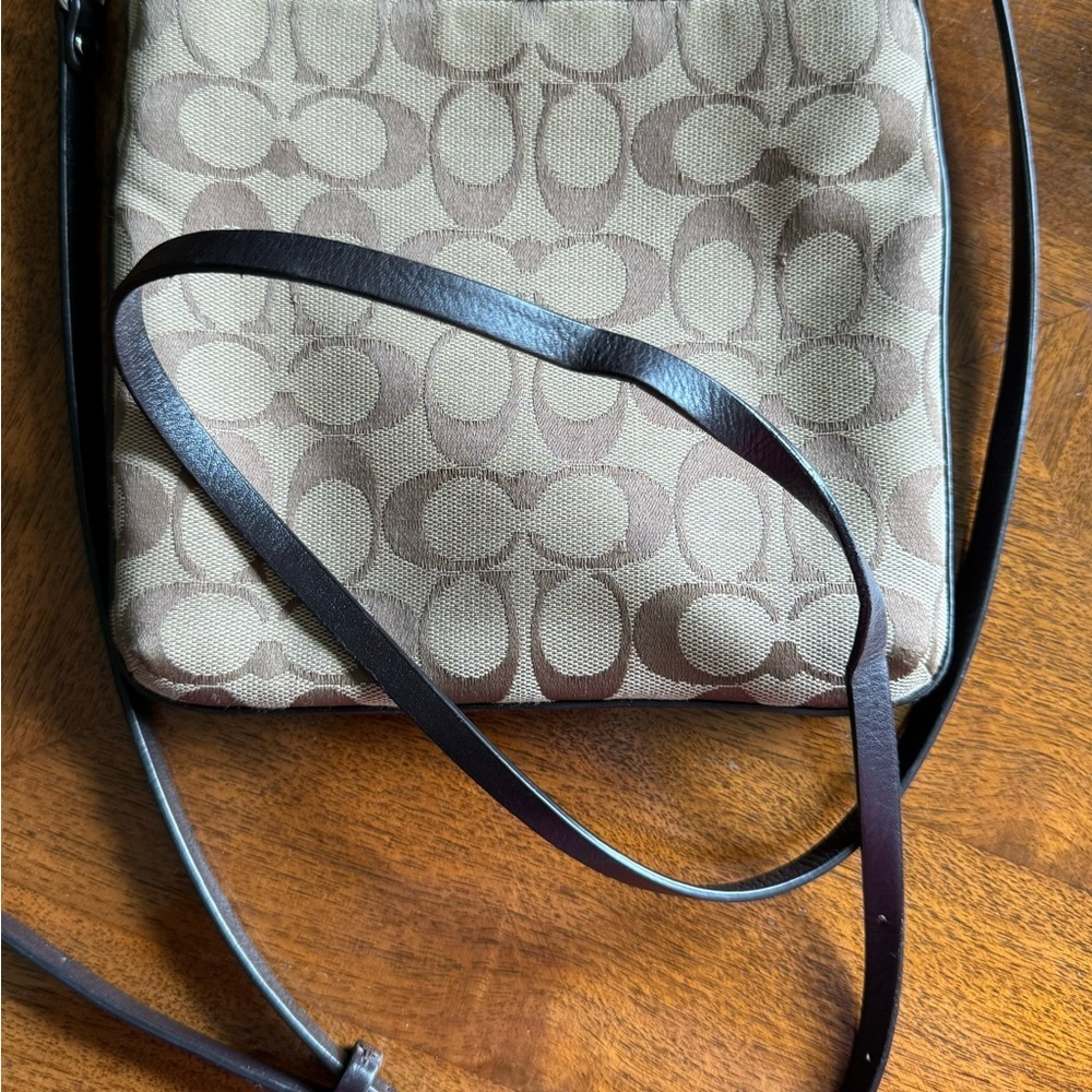 Tommy Hilfiger over the shoulder bag - Picture 4 of 4